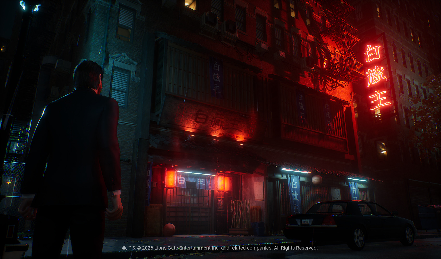 John Wick in een door straat met neon lichten en Chinese uithangborden.