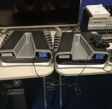 Foto opgedoken van PlayStation 5 devkits inclusief mogelijke DualShock 5 controller