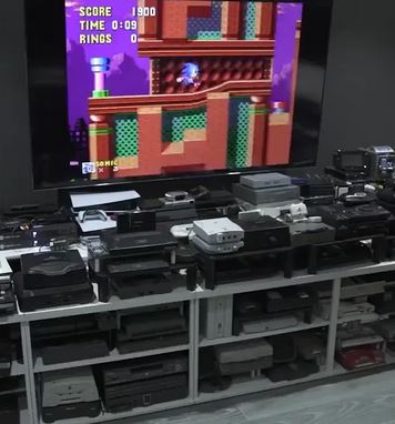 Man behaalt Guinness World Record met meeste consoles aangesloten op Ã©Ã©n tv