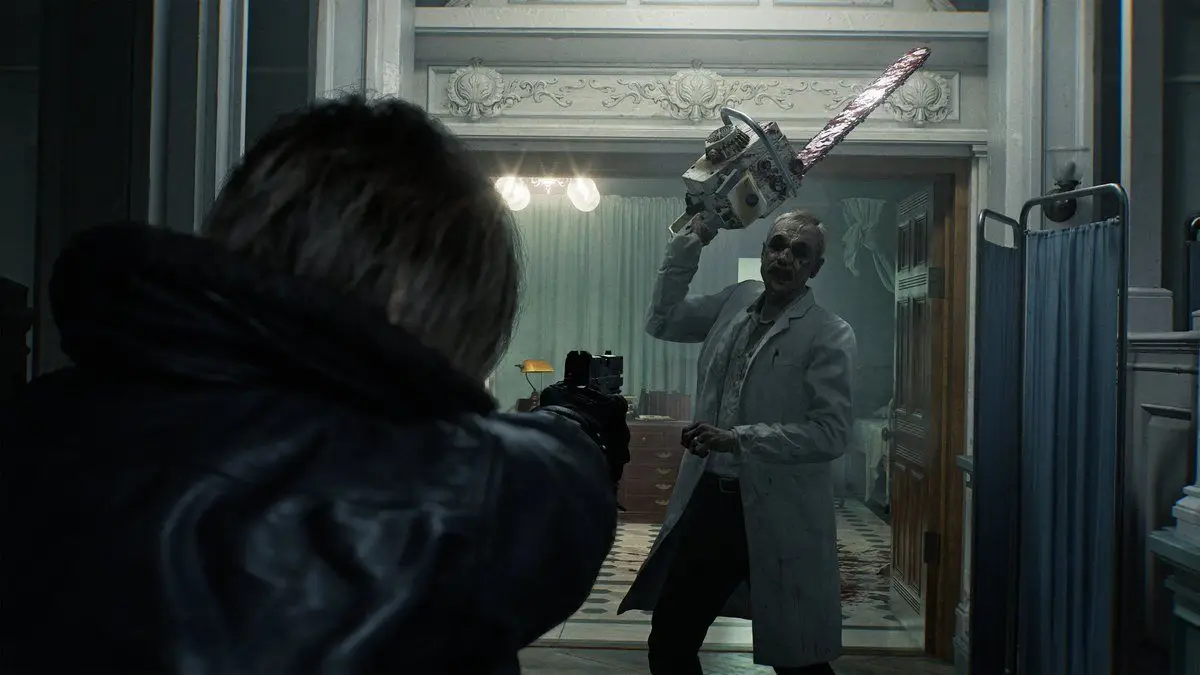 Leon in Resident Evil Requiem tegenover zombie met kettingzaag.