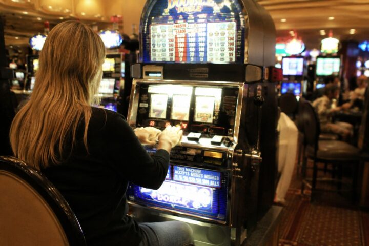 Vrouw speelt op gokkast in casino